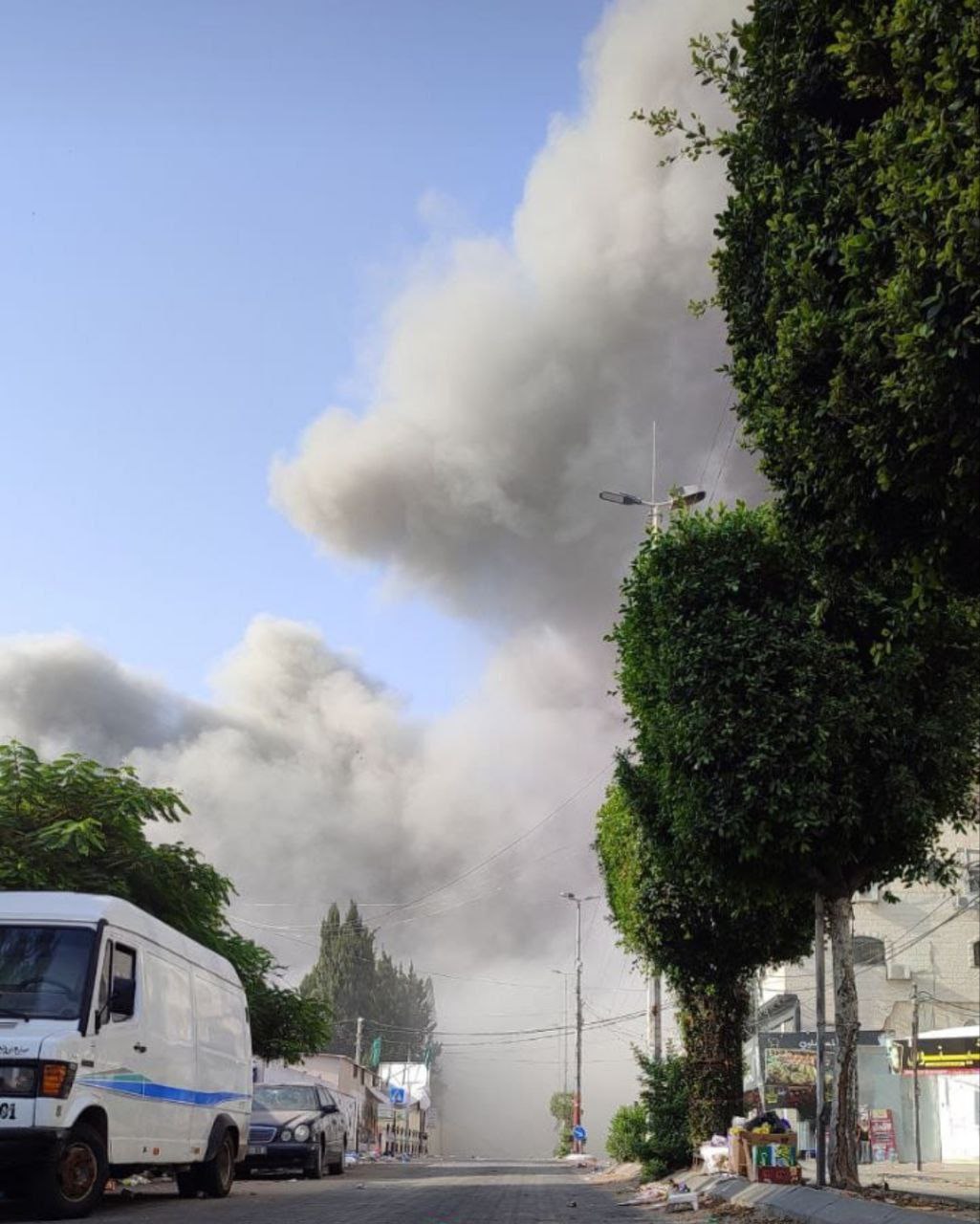 طيران الاحتلال الحربي يُدمّر برج موسى عرفات في حي النصر غرب مدينة غزة
